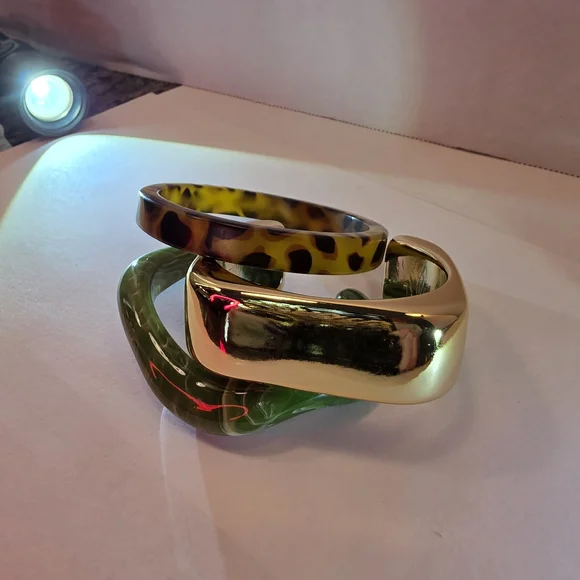 Set of Three Beautiful Acrylic Bangle Bracelets in Tortoise and Gold NWOT - Picture 5 of 5